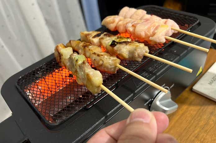 YAMAZEN「減煙電気七輪 HITORI-JIME GRILL」で焼き鳥を焼く