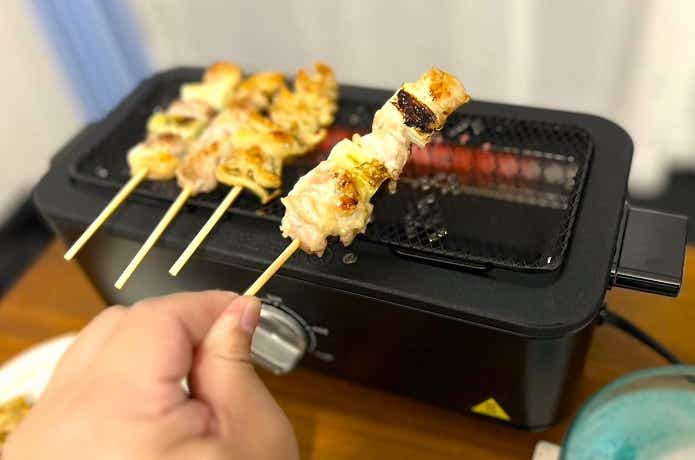 YAMAZEN「減煙電気七輪 HITORI-JIME GRILL」で焼きあ上がった焼き鳥