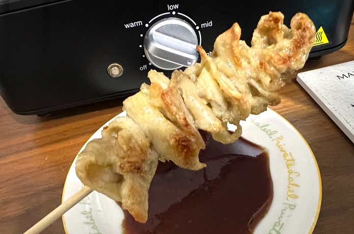 YAMAZEN「減煙電気七輪 HITORI-JIME GRILL」で焼き上がった鶏皮