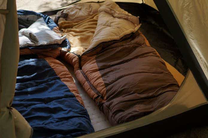 テントの中にある2枚の寝袋
