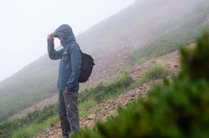 山でティートンブロス Tsurugi Jacketを着た人