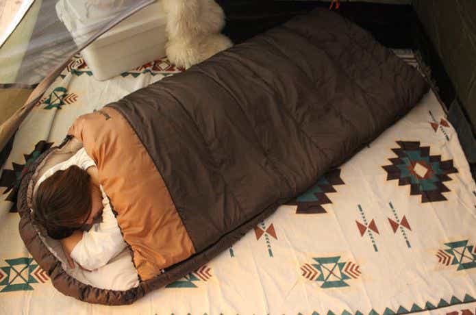 Bears Rock 封筒型寝袋-30℃ FX-503Wで寝る人
