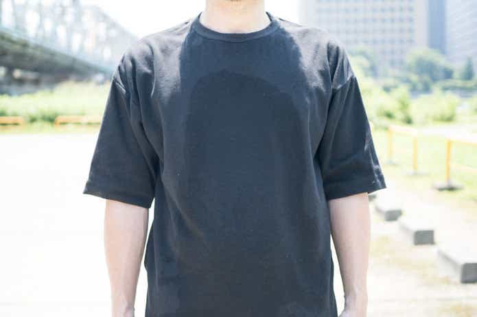 汗をかいたTシャツを着ている男性