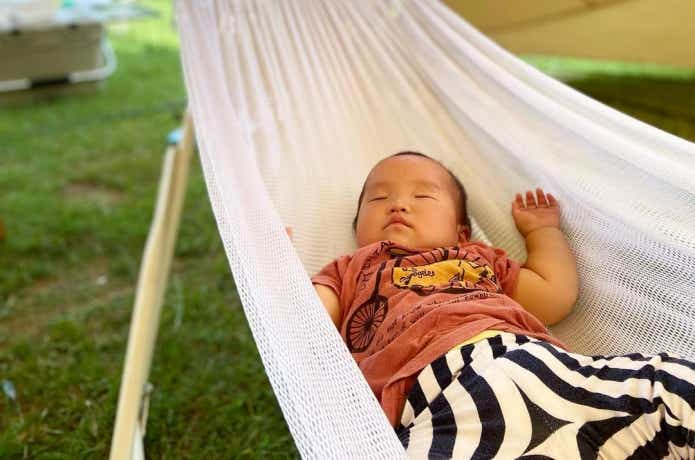 ハンモックで寝ている子ども