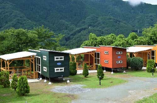 ドッグラン付きコテージでのびのび過ごせる。敷地内に温泉あり