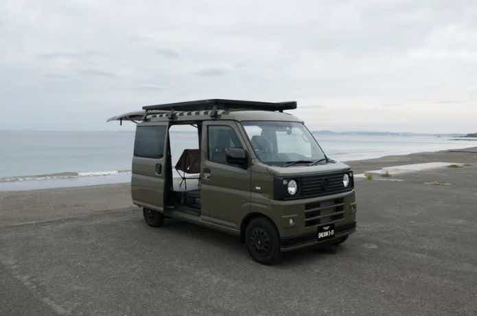 海の前に停車した軽キャンピングカー