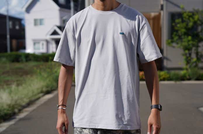 エルネストTシャツを着た男性の上半身