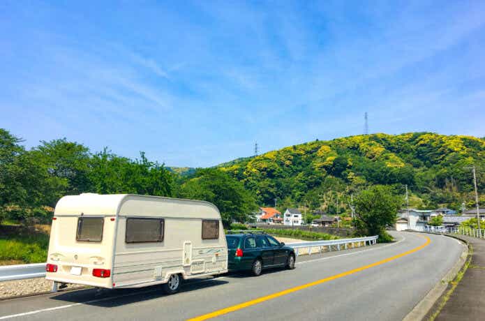 小型のキャンピングトレーラーを牽引する車