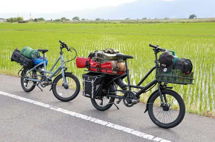 2台のキャンプ仕様のミニベロを田んぼの前に置く