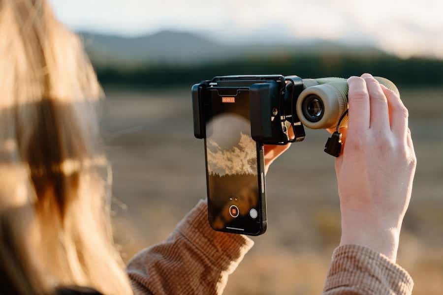 NOCSの双眼鏡「STANDARD ISSUE 8x25 WP BINOCULARS」に「PHOTO RIG SMARTPHONE ADAPTER」を装着