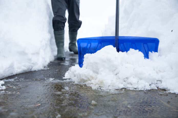 最強はどれだ！？雪かきスコップのおすすめ9選【2024年】