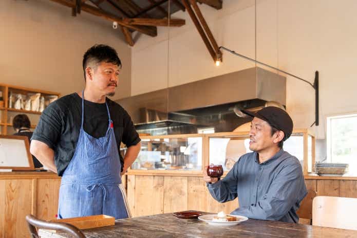 馴染みのカフェ「sun.days.food」でコーヒーを飲み、マスターとのコミュニケーションを楽しむ井出さん。