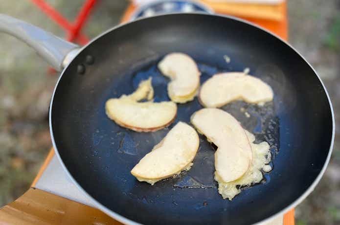 フライパンで調理する林檎