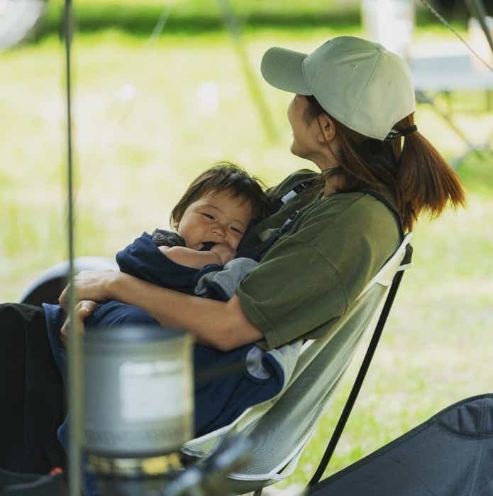 小さなお子さんとキャンプしている