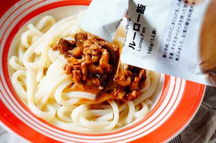 無印ルーロー飯を茹でうどんにかける