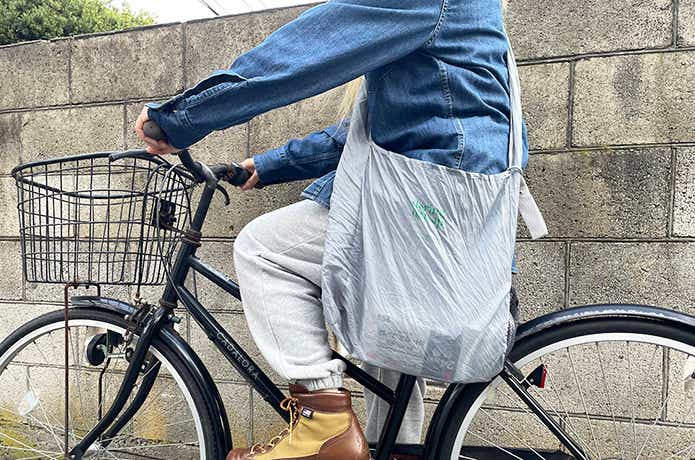 3COINS「ロールアップエコBAG」たすきがけで自転車