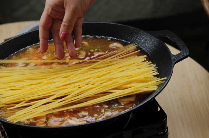 マルチグリドルポットでパスタを作っている