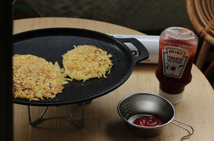 ポットリッドで焼き物をしている