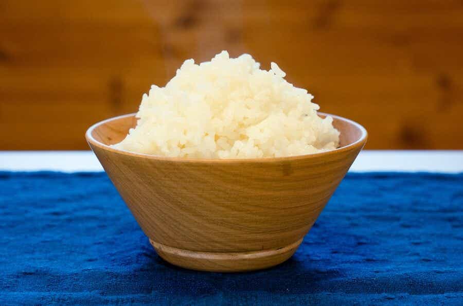 MAAGZの「モクシェラ」にご飯をよそう