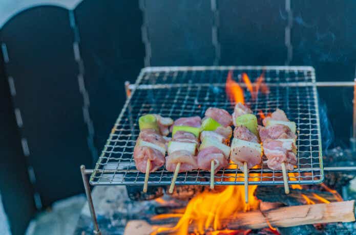 焚き火で焼き鳥を焼く