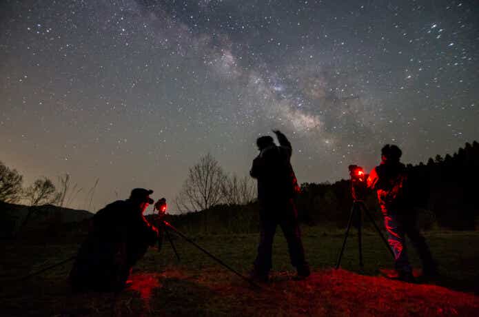 星空観察をする人たち