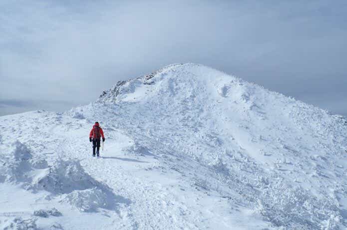 雪山を登る人