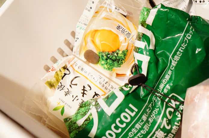 冷凍食品の袋を無印良品のシリコーンマルチバンドで閉じている