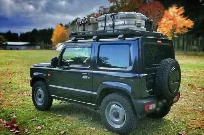 PROTEXのスーツケースを車のルーフラックに積んでいる