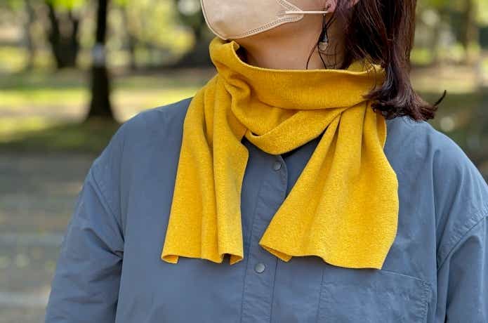 大人がシャミースマフラーキッズサイズを巻いている