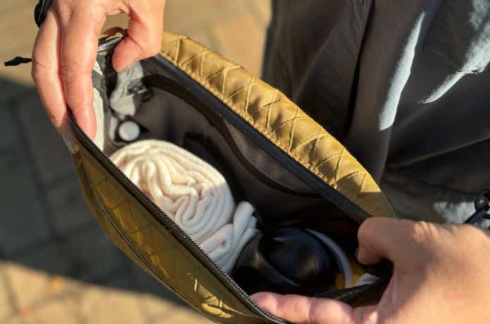 モンベルのシャミースマフラーを小さなバッグに入れている