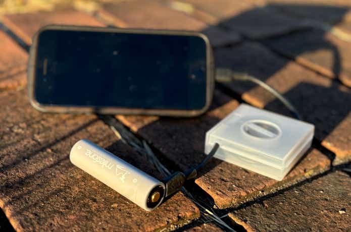 モバイルバッテリーでスマホを充電している