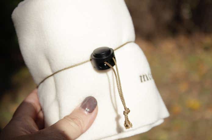 シャミースマフラーをパラコード＋コードストッパーでとめている