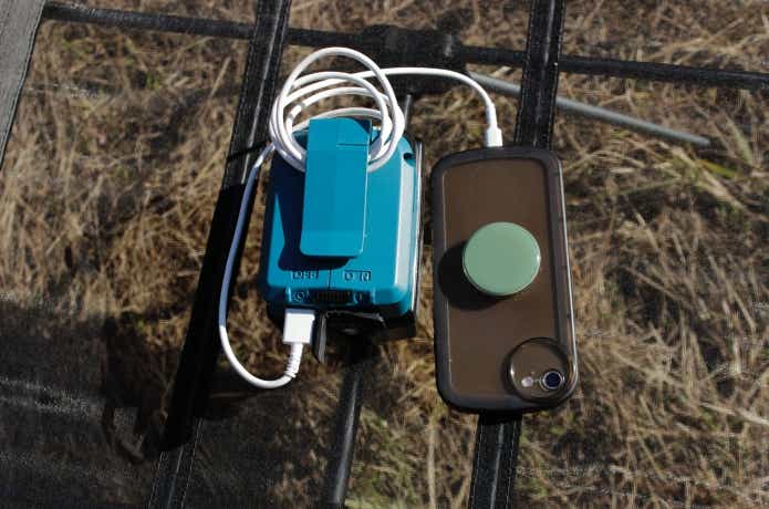 マキタUSB用アダプタのベルトフックにUSBケーブルを巻きつけてある