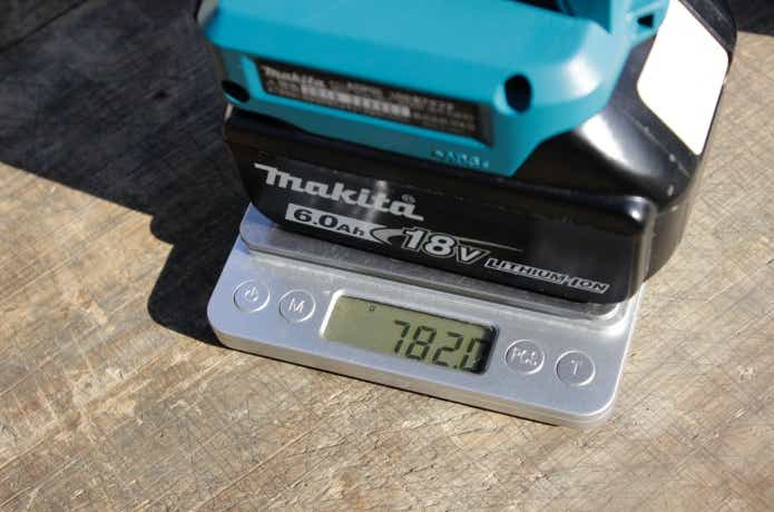 マキタのバッテリーとUSB用アダプタの重さ