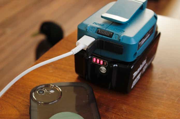 電池切れのスマホをマキタUSB用アダプタに繋いでいる