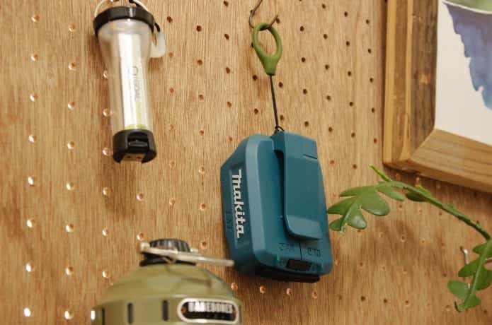 マキタUSB用アダプタを壁に吊るしている