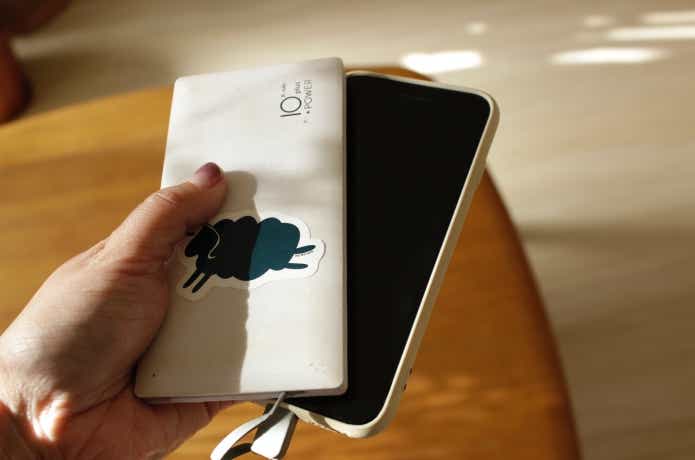 モバイルバッテリーでスマホを充電している