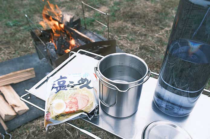 レジャークッカーとインスタントラーメン