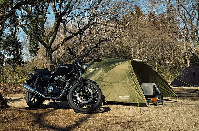 ソロテントの隣にバイクを停める