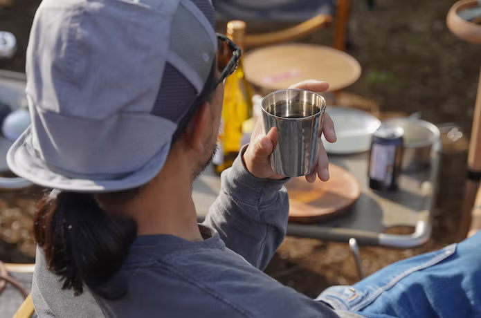 Teon tumbler 260で飲み物を飲んでいる男性