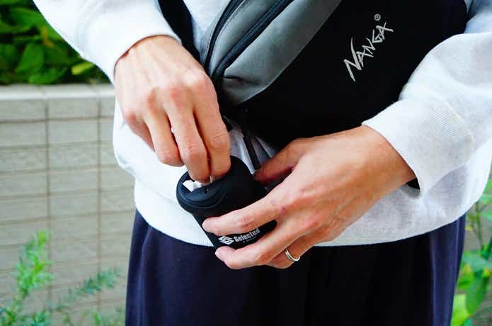 ポッシュをサコッシュにつけてゴミ捨てしている男性