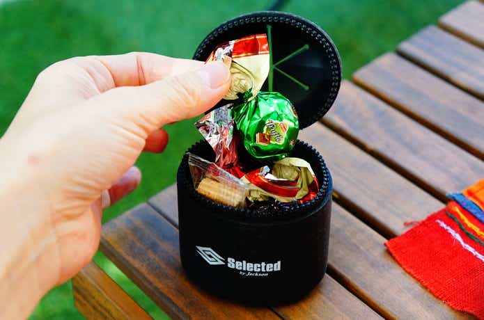 ポッシュをおやつ入れにして持ち運ぶ