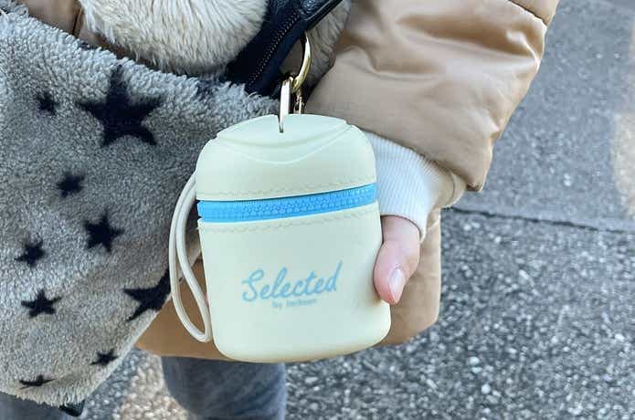 ポッシュを子どものバッグにつけている