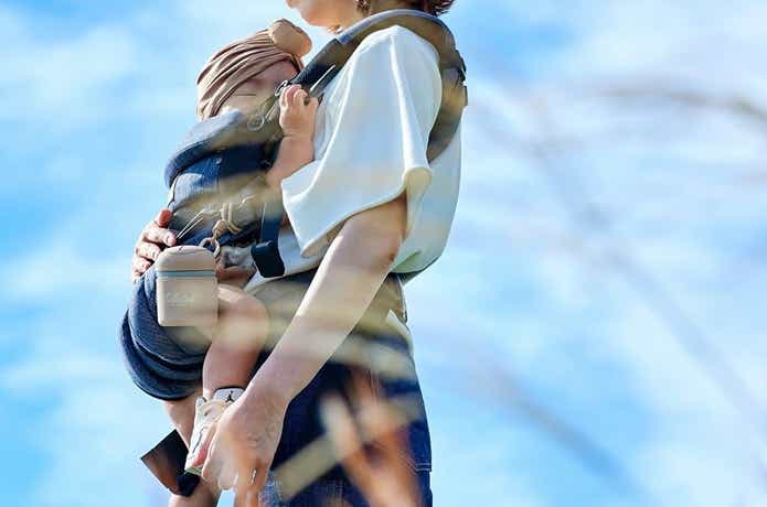 ポッシュをベ抱っこ紐につけている