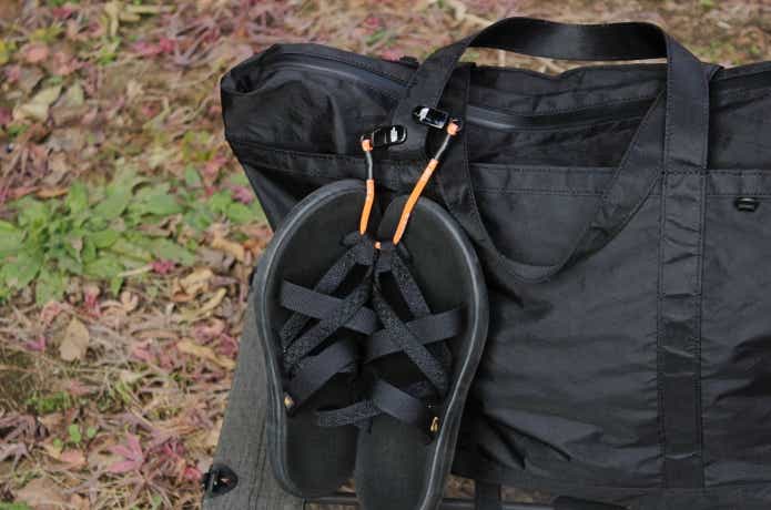 アイビーハットクリップショートをサンダルホルダーにしている