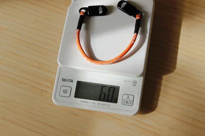 アイビーハットクリップショートの重さを測っている