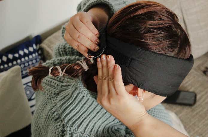 スリープマスク+イヤープラグスを巻いている