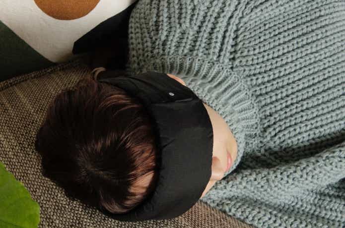 スリープマスク+イヤープラグスを巻いて寝ている