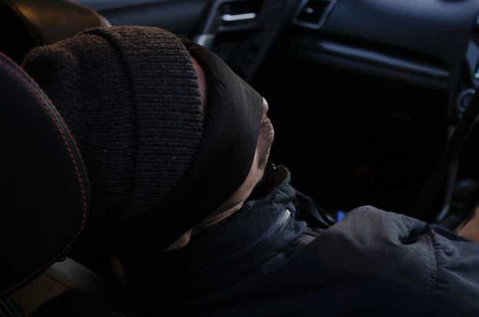 スリープマスク+イヤープラグスを車中で使用している