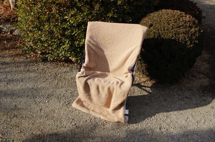 折りたたみローチェアにハイチェア用チェアカバーをつけてある